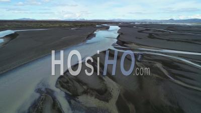 Vue Aérienne Du Modèle D'évacuation Et D'écoulement D'une Rivière Glaciaire Dans Une Région Montagneuse Isolée D'islande - Vidéo Drone