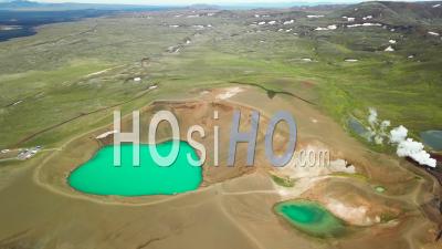 Vue Aérienne De La Région Géothermique De Krafla En Islande Avec Lacs Verdoyants Et Marmites Fumantes