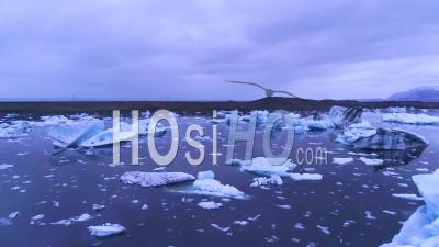 Vidéo Drone D'icebergs Dans Une Baie Glaciaire, Suggérer Un Réchauffement De La Planète Dans L'arctique à La Lagune Des Glaciers De Jokulsarlon, Islande, Nuit