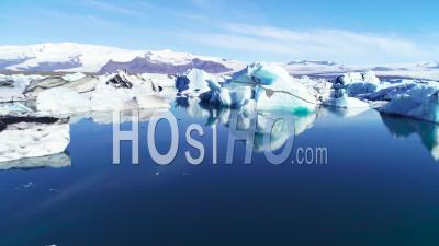 Vue Aérienne Sur Les Icebergs Dans L'arctique, Jokulsarlon, Lagon Glaciaire En Islande - Vidéo Drone