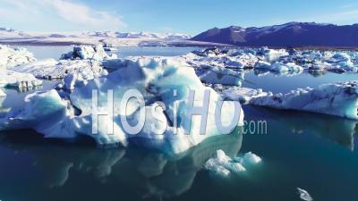 Vue Aérienne Sur Les Icebergs Dans L'arctique, Jokulsarlon, Lagon Glaciaire En Islande - Vidéo Drone