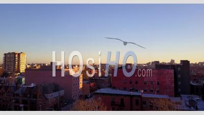 Vue Aérienne Sur Les Appartements De Grande Hauteur Et Les Quartiers De Brooklyn, New York - Vidéo Drone