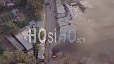 Émeutes, Incendies Et émeutes Dans Le Bidonville De Kibera à Nairobi Lors D'élections Controversées Au Kenya En 2018 - Vidéo Drone