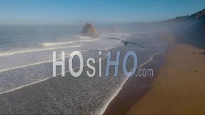 Une Magnifique Vue Aérienne Sur La Côte Révèle Le Littoral Brumeux De Big Sur En Californie Centrale - Vidéo Drone