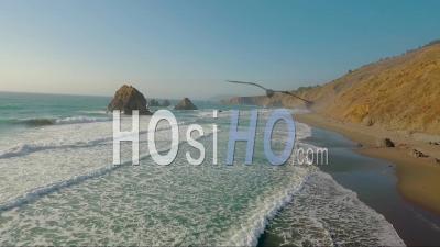 Une Magnifique Vue Aérienne Sur La Côte Révèle Le Littoral Brumeux De Big Sur En Californie Centrale - Vidéo Drone