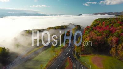 Vue Aérienne Sur Une Autoroute à Travers Le Brouillard à L'automne En Nouvelle-Angleterre - Vidéo Drone