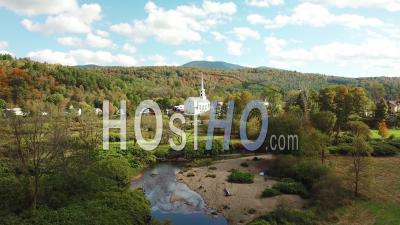 Vue Aérienne Sur Stowe, Dans Le Vermont, Capture Parfaitement La Petite Ville D'amérique - Vidéo Drone