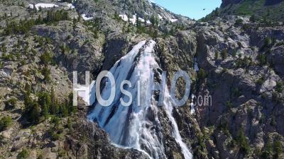 Vue Aérienne Sur La Cascade Déchaînée Près Du Parc National De Yosemite, Californie - Vidéo Drone
