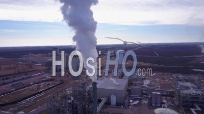Vue Aérienne Sur Une Raffinerie De Pétrole Crachant De La Pollution Dans L'air - Vidéo Drone