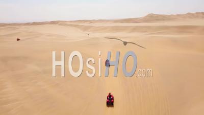 Vue Aérienne Sur Des Vélos Vtt Traversant Les Dunes De Sable Du Désert En Namibie, Afrique -Vidéo Drone