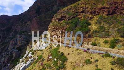 Vue Aérienne De Deux Motos Voyageant Sur La Magnifique Côte Et Les Routes étroites Au Sud De Cape Town, Afrique Du Sud -Vidéo Drone