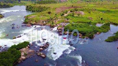 Vue Aérienne Sur Les Chevrons De Rafting En Eau Vive Sur Le Nil En Ouganda, Afrique -Vidéo Drone