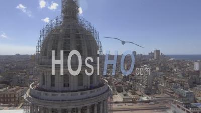 Vue Aérienne Autour Du Dôme De La Capitale Révèle La Ville De La Havane, Cuba -Vidéo Drone