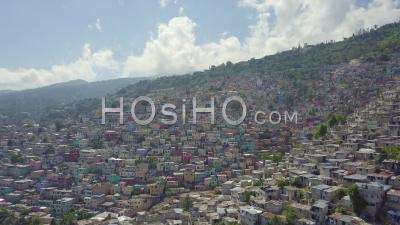 Vue Aérienne Sur Les Bidonvilles, Favela Et Bidonvilles Dans Le District De Cite Soleil De Port-Au-Prince, Haïti, Avec Le Stade De Football Au Premier Plan -Vidéo Drone