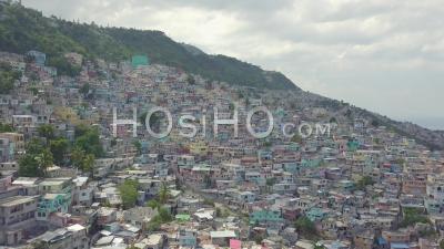 Vue Aérienne Des Bidonvilles Sans Fin, Favelas Et Bidonvilles Dans Le District De Cite Soleil De Port Au Prince, Haïti -Vidéo Drone