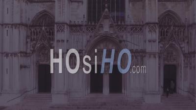 Vue Aérienne D'un Jour De Brouillard Mystérieux à Bruxelles, En Belgique Avec Des églises De La Cathédrale Et Des Flèches Au Premier Plan - Vidéo Drone