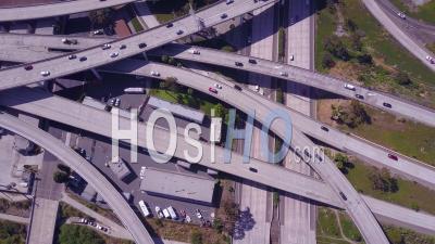 Vue Aérienne Sur Un Vaste échangeur D'autoroute Près De Los Angeles, Californie - Vidéo Drone