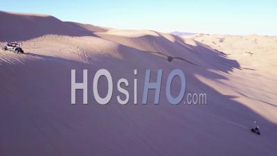 Dune Buggies Et Atvs Course à Travers Les Dunes De Sable Impériales En Californie - Vidéo Drone