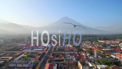 Vue Aérienne Sur La Ville Coloniale D'amérique Centrale D'antigua, Guatemala - Vidéo Drone