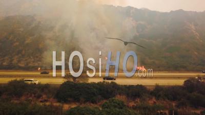 Vue Aérienne De Pompiers Combattant L'immense Incendie De Thomas Dans Le Comté De Ventura Le Long De L'autoroute 101 - Vidéo Drone