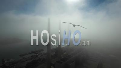 Vue Aérienne Sur Les Cheminées De Grandes Centrales électriques Dans Le Brouillard Près De Morro Bay, Californie - Vidéo Drone
