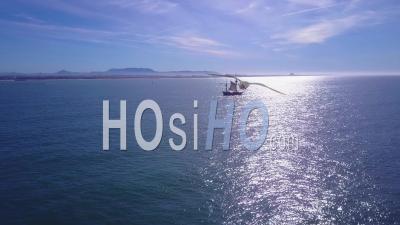 Vue Aérienne D'un Grand Voilier Naviguant Sur L'océan - Vidéo Drone