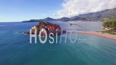 Vue Aérienne Sur La Magnifique île De Sveti Stefan Au Monténégro - Vidéo Drone