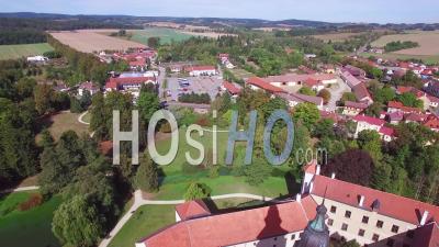 Vue Aérienne Sur Le Pittoresque Village De Telc En République Tchèque - Vidéo Drone