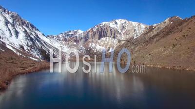 Vue Aérienne Sur Les Montagnes De La Sierra Nevada Révèle Un Lac Attrayant - Vidéo Drone