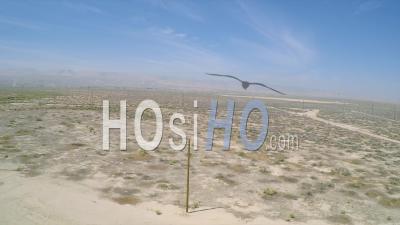 Vue Aérienne Sur Un Derrick Près De Bakersfield, Californie, États-Unis D'amérique - Vidéo Drone