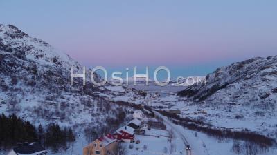 Coucher De Soleil Dans Une Vallée Enneigée Avec Des Montagnes Dans Les Arrière-Plans - Vidéo Drone
