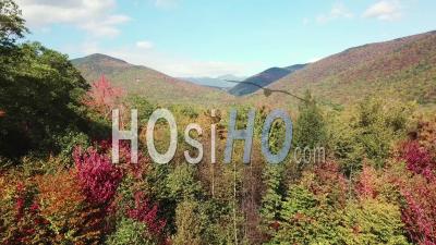 Vue Aérienne Sur Les Forêts Du New Hampshire Et Les Montagnes Blanches Avec Le Mont. Washington Distant - Vidéo Drone