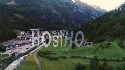 Le Sky Resort Village De Gressoney La Trinite Dans Les Alpes Italiennes - Vidéo Drone