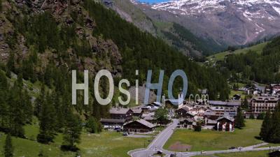 Village De Gressoney La Trinite, Alpes Italiennes, Le Mont Rosa En Arrière Plan - Vidéo Drone