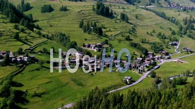 Un Village Typique De La Région De La Vallée D'aoste Dans Les Alpes Italiennes - Vidéo Drone