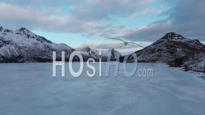Lac Gelé Dans Les îles Lofoten - Vidéo Drone