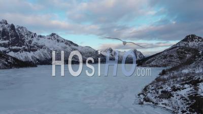 Lac Gelé Avec De La Glace Sur Elle Avec Des Montagnes En Arrière-Plan - Vidéo Drone