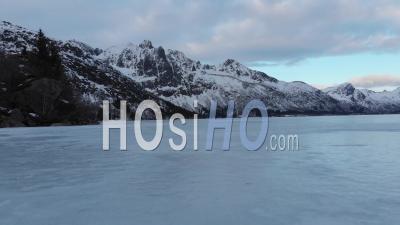 Sur Un Lac Gelé Dans Les îles Lofoten - Vidéo Drone