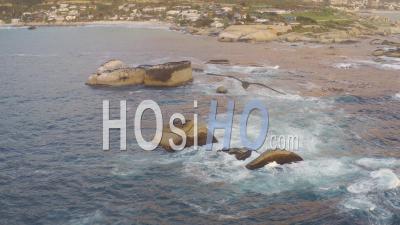 Rochers Dans L'océan à Proximité Du Rivage -Vidéo Drone