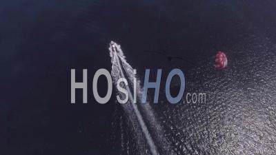 Vue Aérienne Sur Un Bateau De Parachute Ascensionnel Sur L'océan à Malte - Vidéo Drone