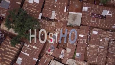 Vue Aérienne, Regardant Tout Droit Au-Dessus De Vastes Bidonvilles Surpeuplés à Kibera, Nairobi, Kenya, Afrique - Vidéo Drone
