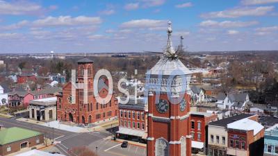 Vue Aérienne D'un Arbre Poussant Du Sommet D'un Palais De Justice Du Comté à Greensburg, Indiana - Vidéo Drone