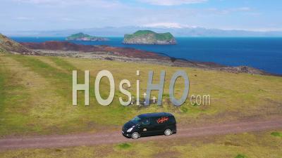 Vue Aérienne Sur Une Camionnette De Camping Noire Voyageant Sur Un Chemin De Terre En Islande Dans Les îles Westmann - Vidéo Drone