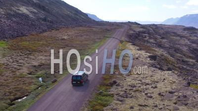 Vue Aérienne Sur Une Camionnette De Camping Noire Voyageant Sur Un Chemin De Terre En Islande Dans Les Fjords Du Nord-Ouest - Vidéo Drone