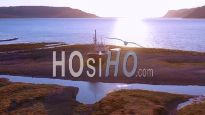 Vue Aérienne Sur Un Bateau De Pêche Abandonné Couché Sur La Côte Des Fjords De L'ouest, Islande - Vidéo Drone