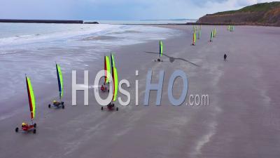 Vue Aérienne De Chariots Naviguant Sur La Plage En France - Vidéo Drone