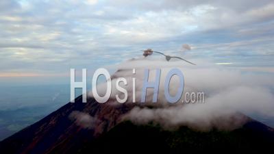 Vue Aérienne Sur Un Volcan Actif Au Guatemala - Vidéo Drone