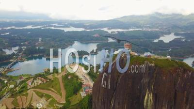 Vue Aérienne Autour De La Formation Et Du Belvédère Du Guatepe Rock, Colombie, Amérique Du Sud - Vidéo Drone