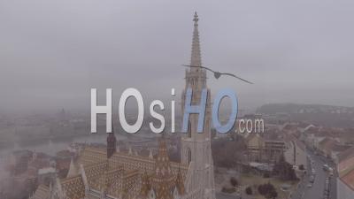 Vue Aérienne D'une Journée D'hiver Avec Des Nuages D'une Cathédrale à Budapest, Hongrie - Vidéo Drone