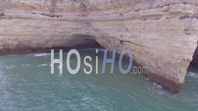 Vue Aérienne Du Kayak De Lagos Dans Une Grotte, Au Portugal - Vidéo Drone